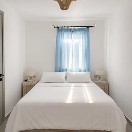 Spacious Cycladic House Near Logaras Semesterbostad