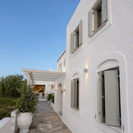 Spacious Cycladic House Near Logaras Semesterbostad *