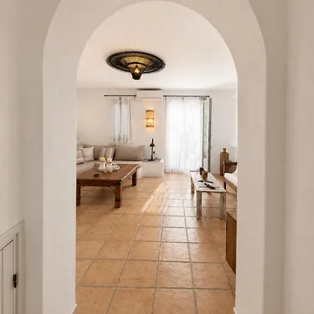 Semesterbostad Spacious Cycladic House Near Logaras *