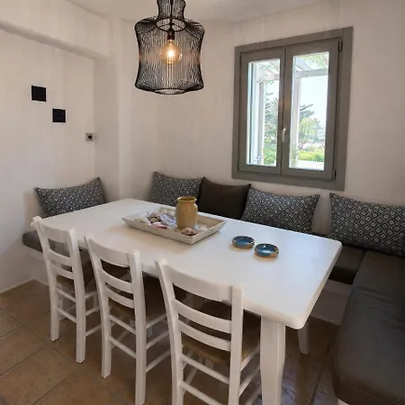 Semesterbostad Spacious Cycladic House Near Logaras *