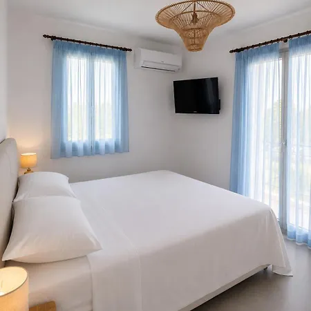 Spacious Cycladic House Near Logaras